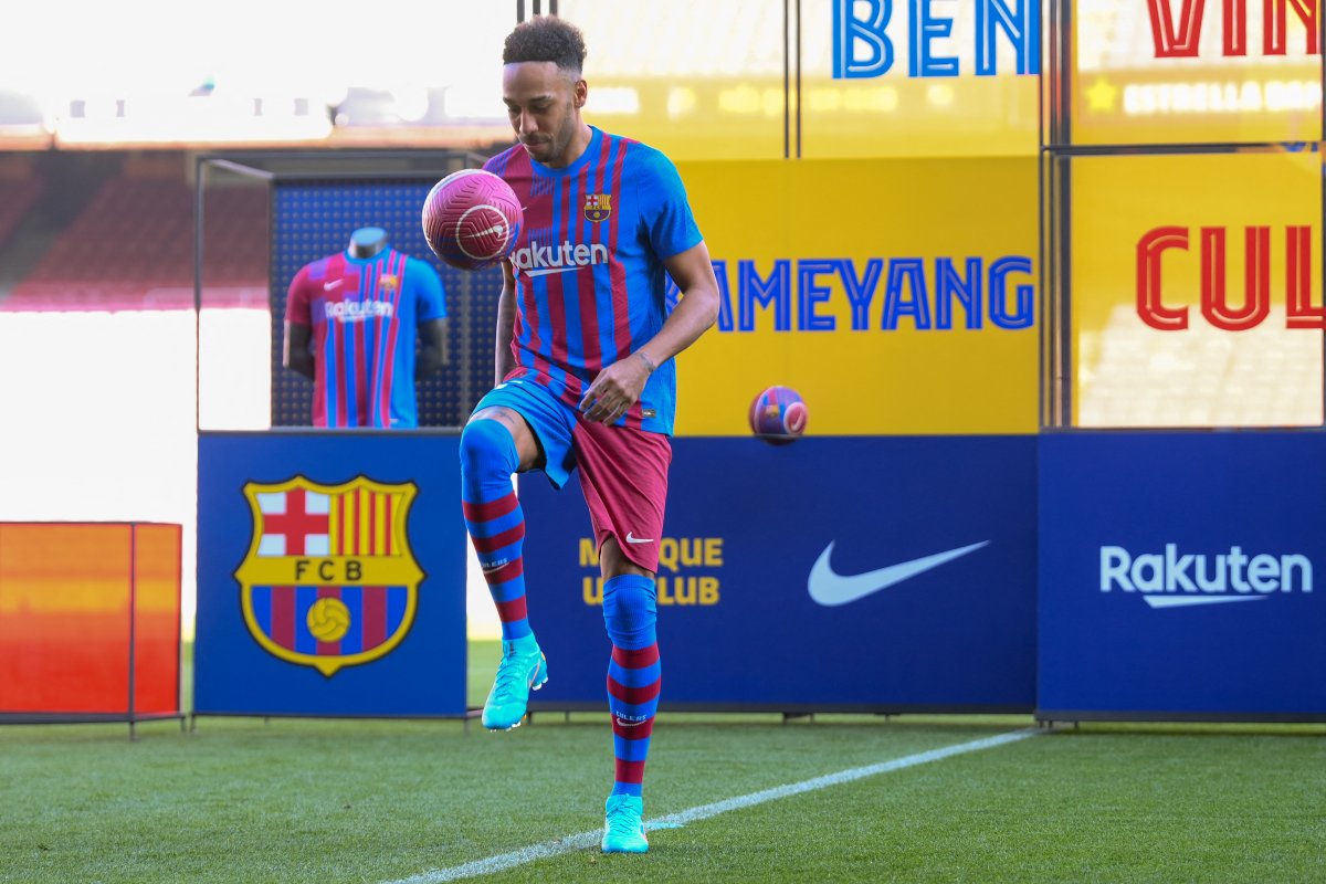 Aubameyang fue presentado como el nuevo refuerzo del Barcelona 2 Aubameyang fue presentado como el nuevo refuerzo del Barcelona El Barcelona suma músculo a su delantera con la llegada del delantero gabonés Pierre-Emerick Aubameyang, quien fue presentado oficialmente este jueves en el conjunto 'Culé', con el que firmó contrato hasta 2025, tras rescindir su vínculo con el Arsenal, en el último movimiento azulgrana en el mercado de enero.