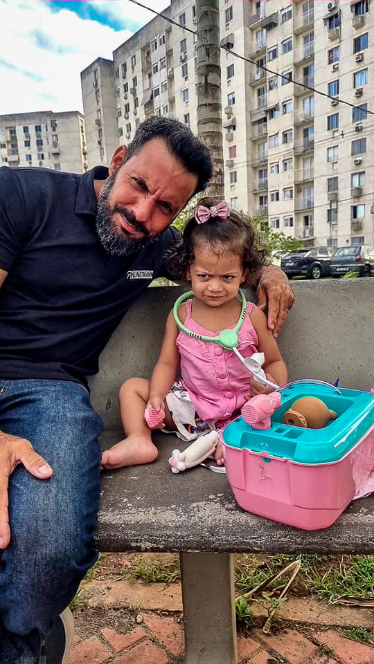 Dos años después, reaparece la bebé enojada 1 Dos años después, reaparece la bebé enojada ¿Recuerda a la recién nacida que fue fotografiada y cuyo ceño fruncido parecía revelar que estaba enojada? Pues el fotógrafo brasileño Rodrigo Kunstmann la encontró y adivine qué... su expresión no ha cambiado mucho que digamos.