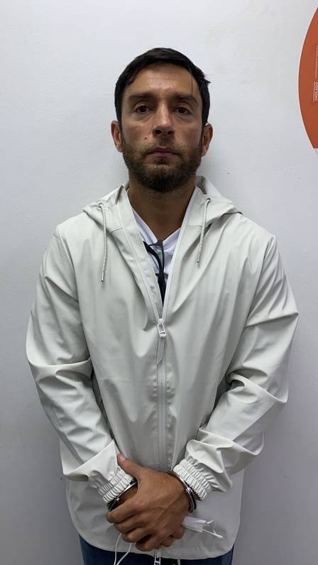 Capturan en Bogotá a uno de los hombres más buscados de Brasil 1 Capturan en Bogotá a uno de los hombres más buscados de Brasil El ciudadano brasileño Bernardo Bello Pimentel Barboza fue capturado este martes primero de febrero, por funcionarios de Migración Colombia que llegaron al hotel donde el delincuente se encontraba hospedado, esto dándole cumplimento a la circular roja emitida por la Interpol.