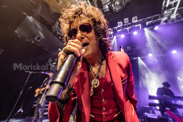 La salud aleja a Enrique Bunbury de la música El rockero español Enrique Bunbury, quien fuera líder de la banda Héroes del Silencio, anunció este lunes que se retirará de los escenarios por aflicciones crónicas de garganta y vías respiratorias que le suponen un "inmenso dolor y sufrimiento" durante las giras.