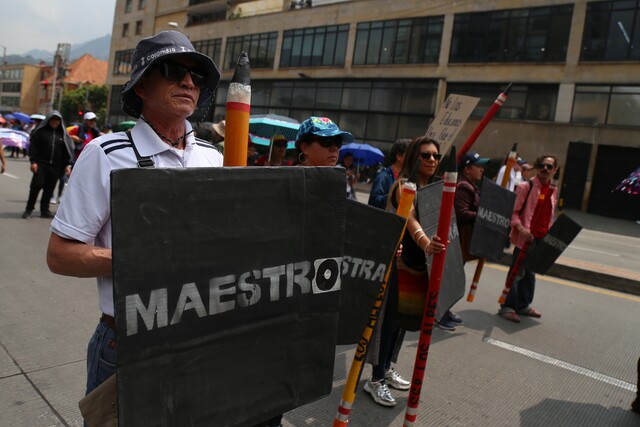 ¡Ojo! Hay bloqueos por manifestación de profesores 1 ¡Ojo! Hay bloqueos por manifestación de profesores En las calles de Bogotá los docentes del Distrito salieron este miércoles a protestar para exigir garantías ante el reciente retorno a la presencialidad a las aulas de clase, ya que estos aseguran que hay quienes asisten contagiados y las instituciones se han vuelto un punto de contagio.