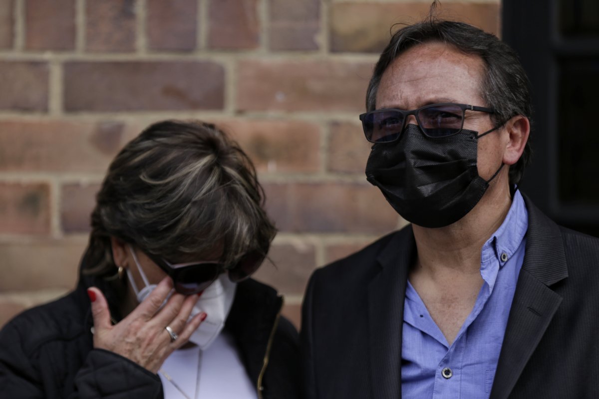 Papás de Natalia Castillo no han sido informados de la captura de los asesinos Frente a los diferentes reportes de medios de comunicación que afirman que la Sijín capturó a los presuntos responsables de la muerte de la comunicadora social Natalia Castillo, los padres de la periodista informaron que no han sido notificados por las autoridades de la supuesta captura que no ha sido confirmada.