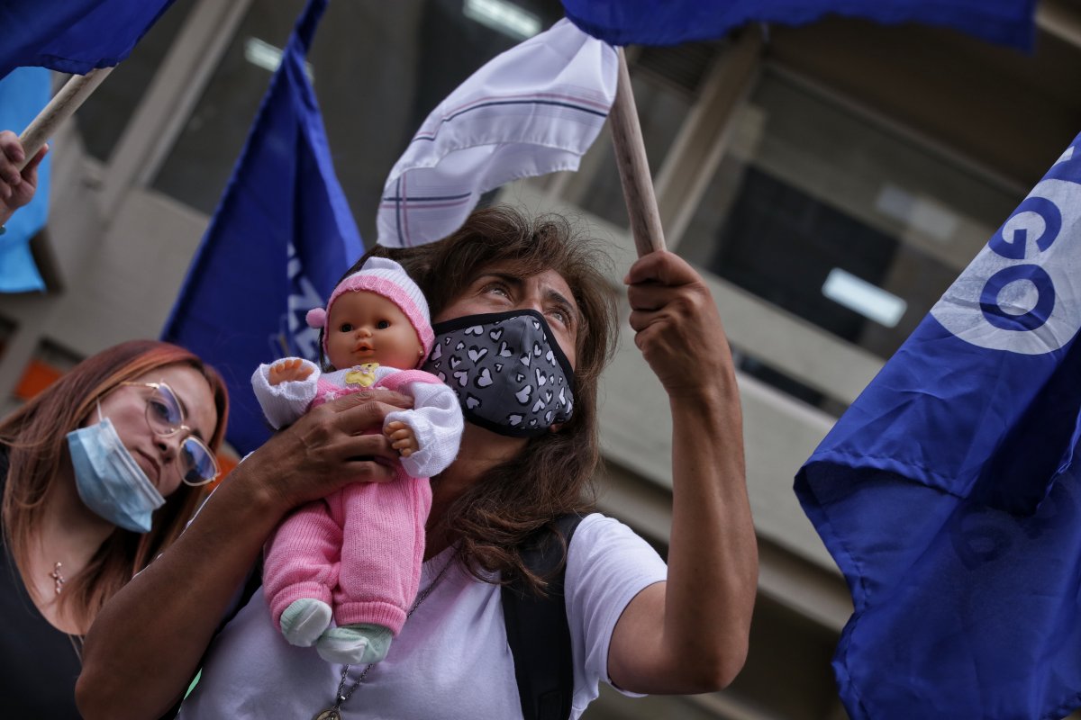 Las repercusiones tras la despenalización del aborto Luego de que la Corte Constitucional tomara la decisión de despenalizar el aborto hasta las 24 semanas, las opiniones en Colombia están divididas, pues aunque muchos están de acuerdo, aseguran que la maternidad debería ser deseada, es una decisión libre y no debería implicar acciones legales en contra de las mujeres que aborten, para otros esto va en contra del derecho a la vida.