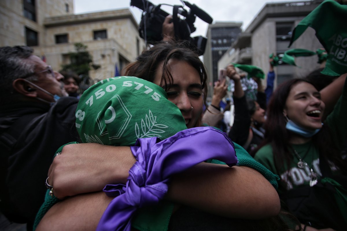 Las repercusiones tras la despenalización del aborto Luego de que la Corte Constitucional tomara la decisión de despenalizar el aborto hasta las 24 semanas, las opiniones en Colombia están divididas, pues aunque muchos están de acuerdo, aseguran que la maternidad debería ser deseada, es una decisión libre y no debería implicar acciones legales en contra de las mujeres que aborten, para otros esto va en contra del derecho a la vida.
