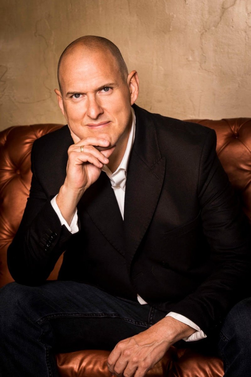 Andrés Parra, en nueva comedia sobre el mundo del fútbol Andrés Parra se sigue consolidando como uno de los actores favoritos del cine y la televisión en América Latina, y pronto estará como protagonista de la nueva comedia de la plataforma de streaming Star+.