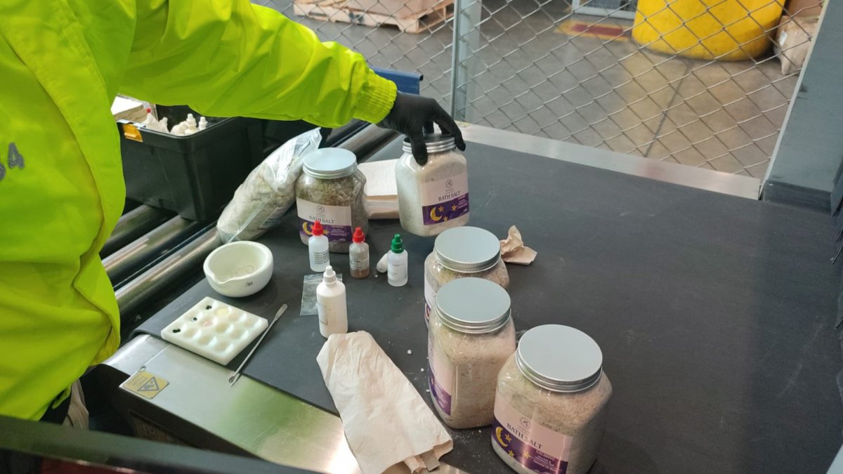 Cayó droga en El Dorado La Policía Fiscal y Aduanera (POLFA) informó este domingo que en el Aeropuerto Internacional El Dorado fue hallada una encomienda con 6.000 gramos de anfetamina con destino a la ciudad de Cartagena.