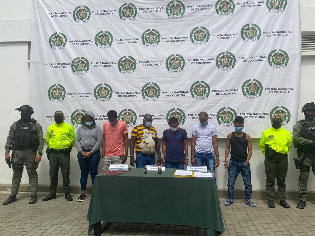 Capturan a los autores del atentado en Cali que dejó 13 heridos 2 Capturan a los autores del atentado en Cali que dejó 13 heridos En los últimos minutos las autoridades reportaron la captura y judicialización de cinco presuntos integrantes de la red urbana del Frente José María Becerra del ELN, por ser los presuntos autores del atentado que el pasado 7 de enero dejó 13 policías y un civil heridos en el barrio Villa del Sur de Cali.