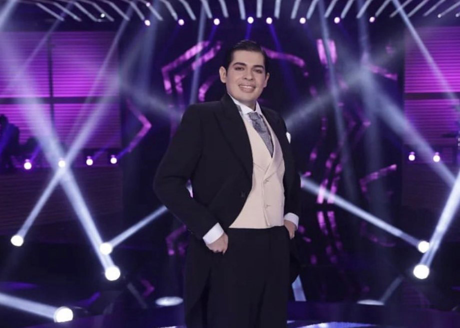 De las escenas del crimen a ser el doble de Carlos Gardel Sebastián Bolívar fue el reciente eliminado de 'Yo me llamo', lo que generó una ola de rechazo en las redes sociales, pues su voz es prácticamente igual a la de Carlos Gardel. Esta decisión le costó lágrimas a los jurados, pero la competencia cada noche resulta más compleja ante tanto talento.