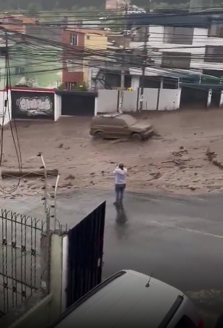 Catorce muertos y 32 heridos por fuerte inundación en Quito, Ecuador 2 Catorce muertos y 32 heridos por fuerte inundación en Quito, Ecuador Un aluvión el lunes en Quito provocado por las lluvias más intensas registradas en dos décadas dejó al menos 14 muertos tras arrasar una cancha deportiva, informó el martes Servicio Nacional de Gestión de Riesgos.