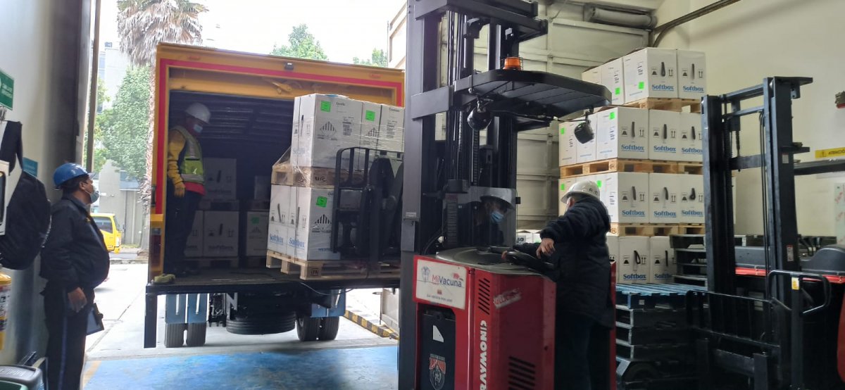 Colombia recibió 644.670 vacunas Pfizer donadas por España Otras 644.670 dosis de Pfizer donadas por España, arribaron al país en las últimas horas. La entrega hace parte de una donación total de 6.488.829 dosis de vacunas que le hará el Gobierno español al país.