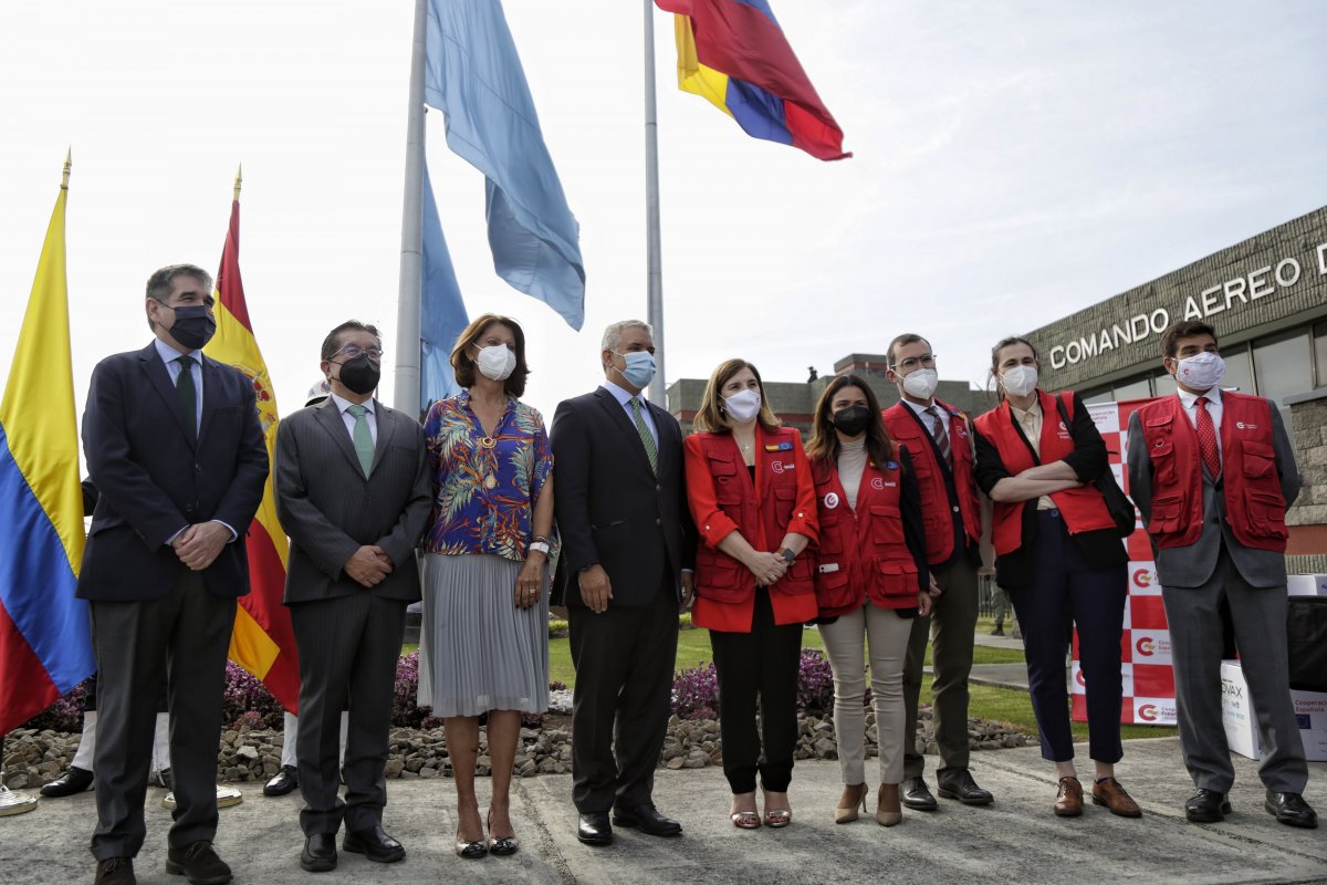 Colombia recibió más de 1.166.000 vacunas Pfizer donadas por España 2 Colombia recibió más de 1.166.000 vacunas Pfizer donadas por España El Gobierno de España le donó a Colombia 1.166.490 dosis de Pfizer de la vacuna contra el Covid-19 por medio del mecanismo Covax, la entrega hace parte de una donación total de 6.488.829 dosis de vacunas que le hará el Gobierno español al país.