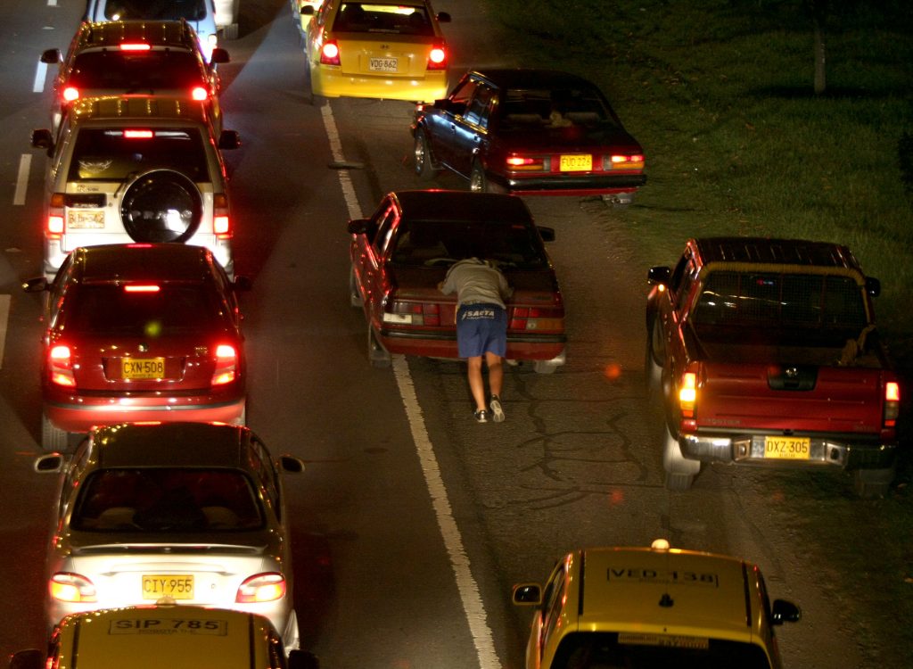 Velocidad promedio en Bogotá creció 14 % tras cambios al pico y placa 1 Velocidad promedio en Bogotá creció 14 % tras cambios al pico y placa La Alcaldía de Bogotá reveló que desde que se implementó la medida del Pico y Placa Extendido (11 de enero), se ha logrado incrementar en 14% la velocidad promedio en los corredores de mayor congestión.