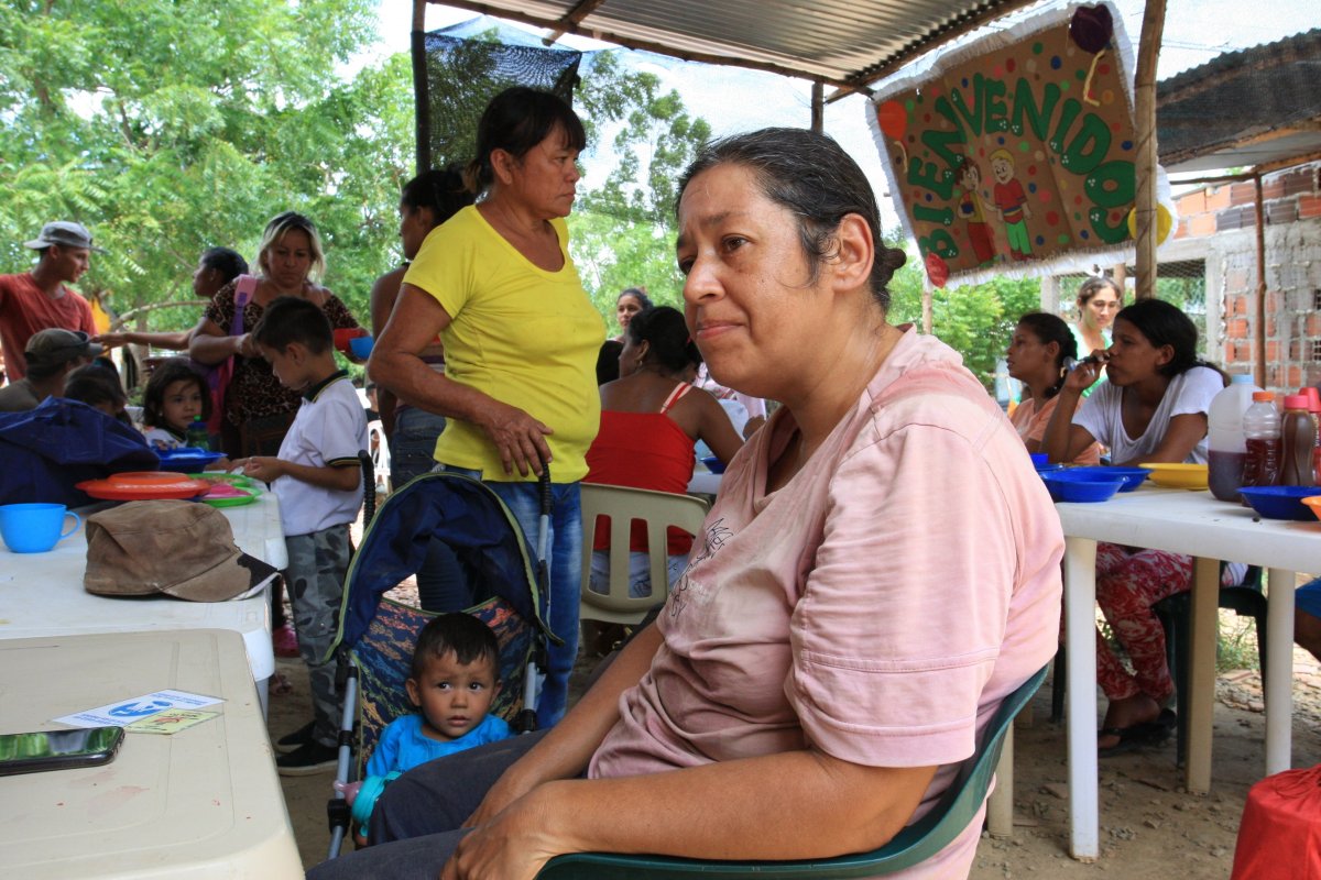 En la Fortaleza, el comedor que une a colombianos y venezolanos El sol es inclemente, pica y ni los árboles se mueven. Son las 12 del mediodía y una fila se forma frente a una humilde vivienda en la comuna ocho de Cúcuta.&nbsp;Allí están Ahiezer Neftalí y Juan Pablo. El primero no ha nacido y el segundo tiene 22 meses. No son hermanos, ni primos. Sus mamás provienen de culturas diferentes y día a día cruzan miradas sin saber que han vivido dramas similares, enfrentados con fortaleza.
