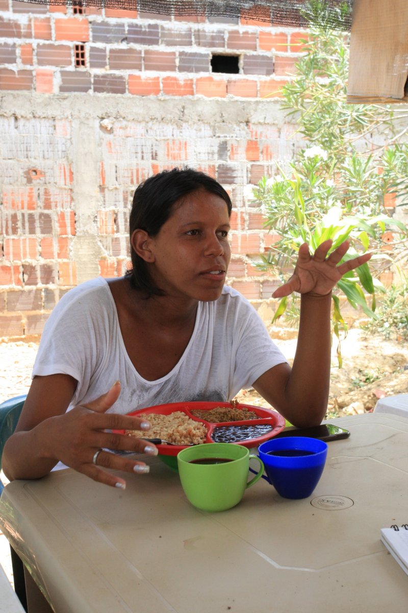 En la Fortaleza, el comedor que une a colombianos y venezolanos El sol es inclemente, pica y ni los árboles se mueven. Son las 12 del mediodía y una fila se forma frente a una humilde vivienda en la comuna ocho de Cúcuta.&nbsp;Allí están Ahiezer Neftalí y Juan Pablo. El primero no ha nacido y el segundo tiene 22 meses. No son hermanos, ni primos. Sus mamás provienen de culturas diferentes y día a día cruzan miradas sin saber que han vivido dramas similares, enfrentados con fortaleza.