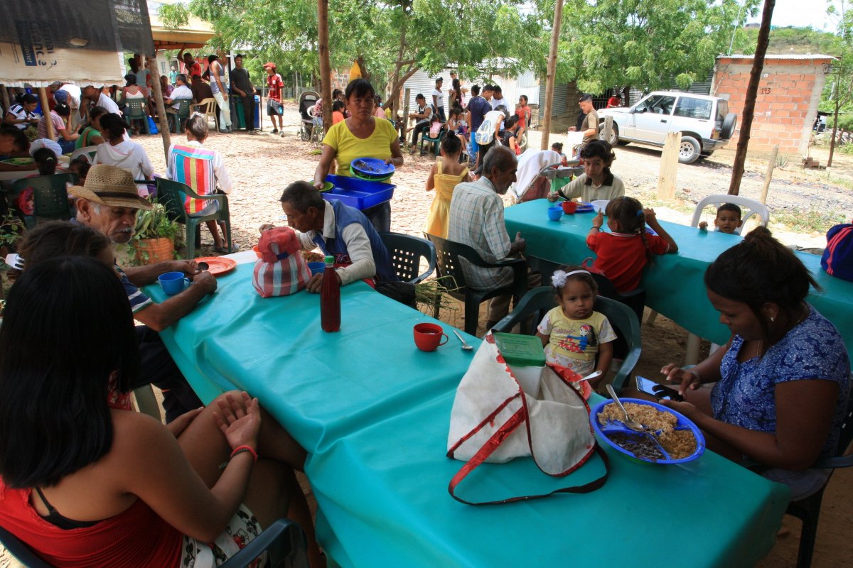 En la Fortaleza, el comedor que une a colombianos y venezolanos El sol es inclemente, pica y ni los árboles se mueven. Son las 12 del mediodía y una fila se forma frente a una humilde vivienda en la comuna ocho de Cúcuta.&nbsp;Allí están Ahiezer Neftalí y Juan Pablo. El primero no ha nacido y el segundo tiene 22 meses. No son hermanos, ni primos. Sus mamás provienen de culturas diferentes y día a día cruzan miradas sin saber que han vivido dramas similares, enfrentados con fortaleza.