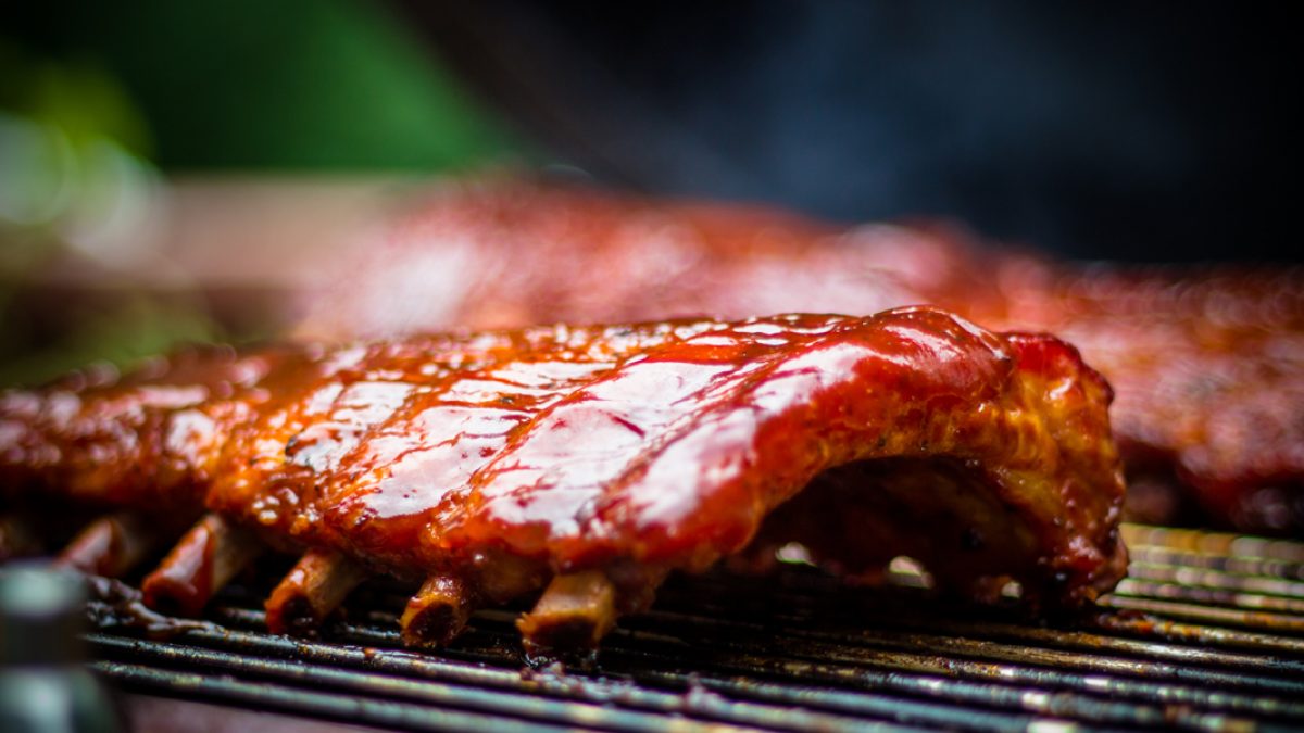 Deléitese con las costillitas de cerdo Con la carne de cerdo se tejen ‘mitos y leyendas’ de forma contante: Que es pesada para la digestión, que dispara el colesterol, que en ninguna dieta sirve… en fin. Pero si hay algo claro es que no solo esta proteína en exceso haría daño, cualquiera que se consuma sin moderación lo hará. Ahora, lo innegable es lo deliciosa que resulta al paladar.