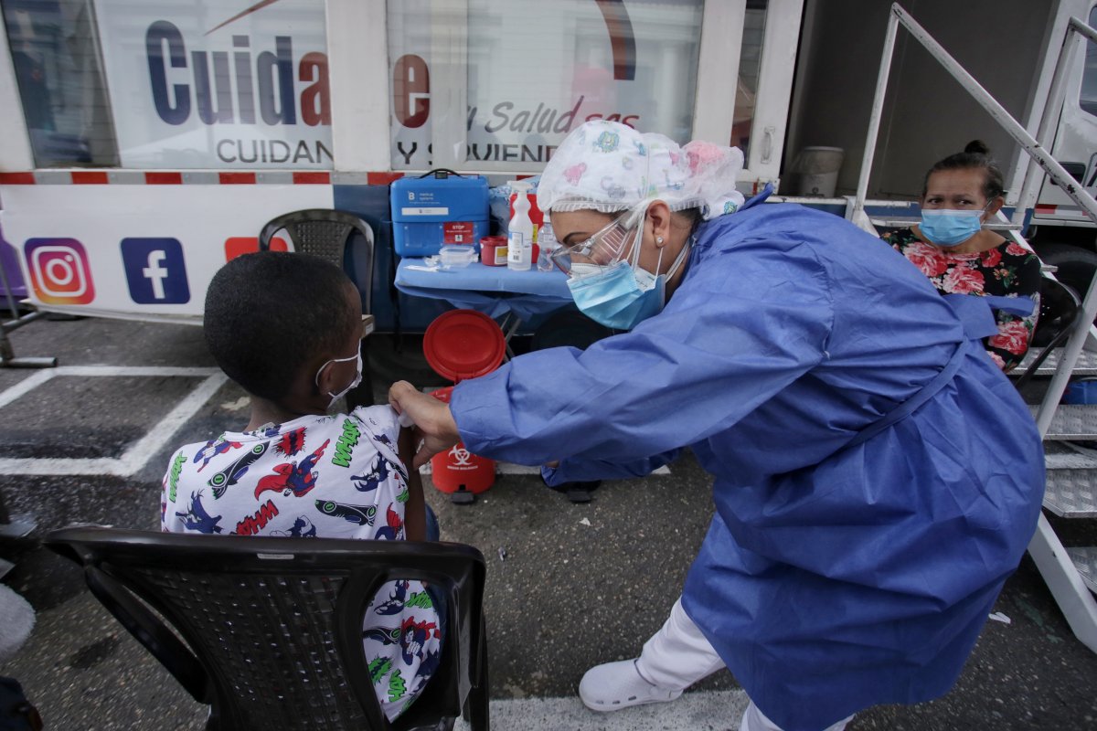 Bogotá tiene el 90% de la población con esquemas completos 2 Bogotá tiene el 90% de la población con esquemas completos Este viernes la Alcaldía de Bogotá conmemoró el primer año de la vacunación contra el Covid-19. En la capital del país la primera inyección contra el virus fuet aplicada el 18 de febrero de 2021.