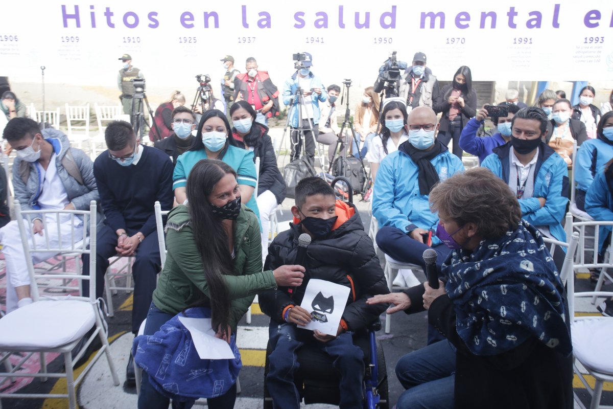 Bogotá tiene el 90% de la población con esquemas completos 1 Bogotá tiene el 90% de la población con esquemas completos Este viernes la Alcaldía de Bogotá conmemoró el primer año de la vacunación contra el Covid-19. En la capital del país la primera inyección contra el virus fuet aplicada el 18 de febrero de 2021.