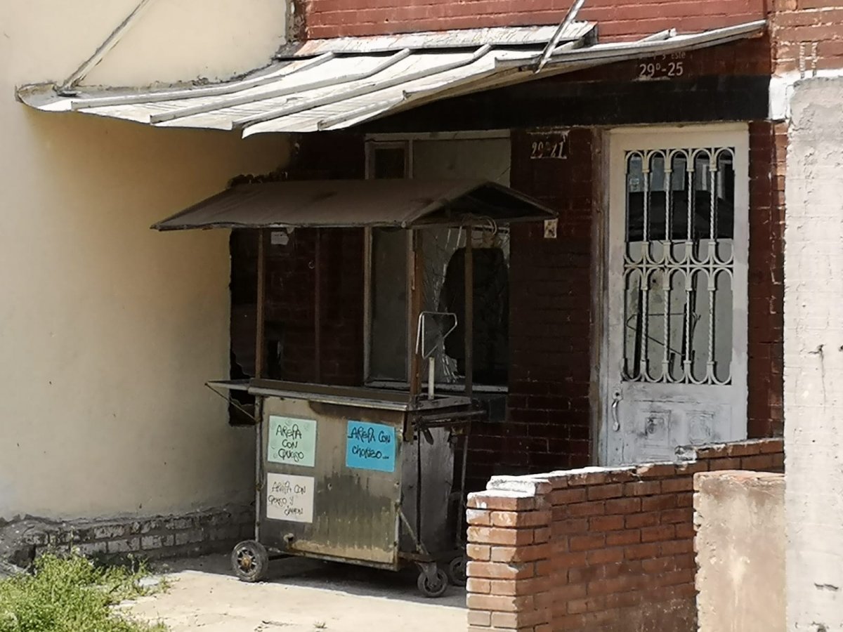 Se asomó a la ventana y lo asesinaron a bala en Soacha 2 Se asomó a la ventana y lo asesinaron a bala en Soacha Las lágrimas no dejaban de recorrer sus frías mejillas. Sus pies no dejaban de acelerar los pasos intranquilos. Deisy Mendoza, una mujer de la tercera edad, llegó a la estación de San Mateo en Soacha, con el corazón roto, la madrugada de este lunes. Apenas la vieron, los policiales fueron en su ayuda y la mujer, en medio de un dolor inmenso, les contó lo que había ocurrido minutos antes en su casa: acababan de asesinar a su hijo en la sala.