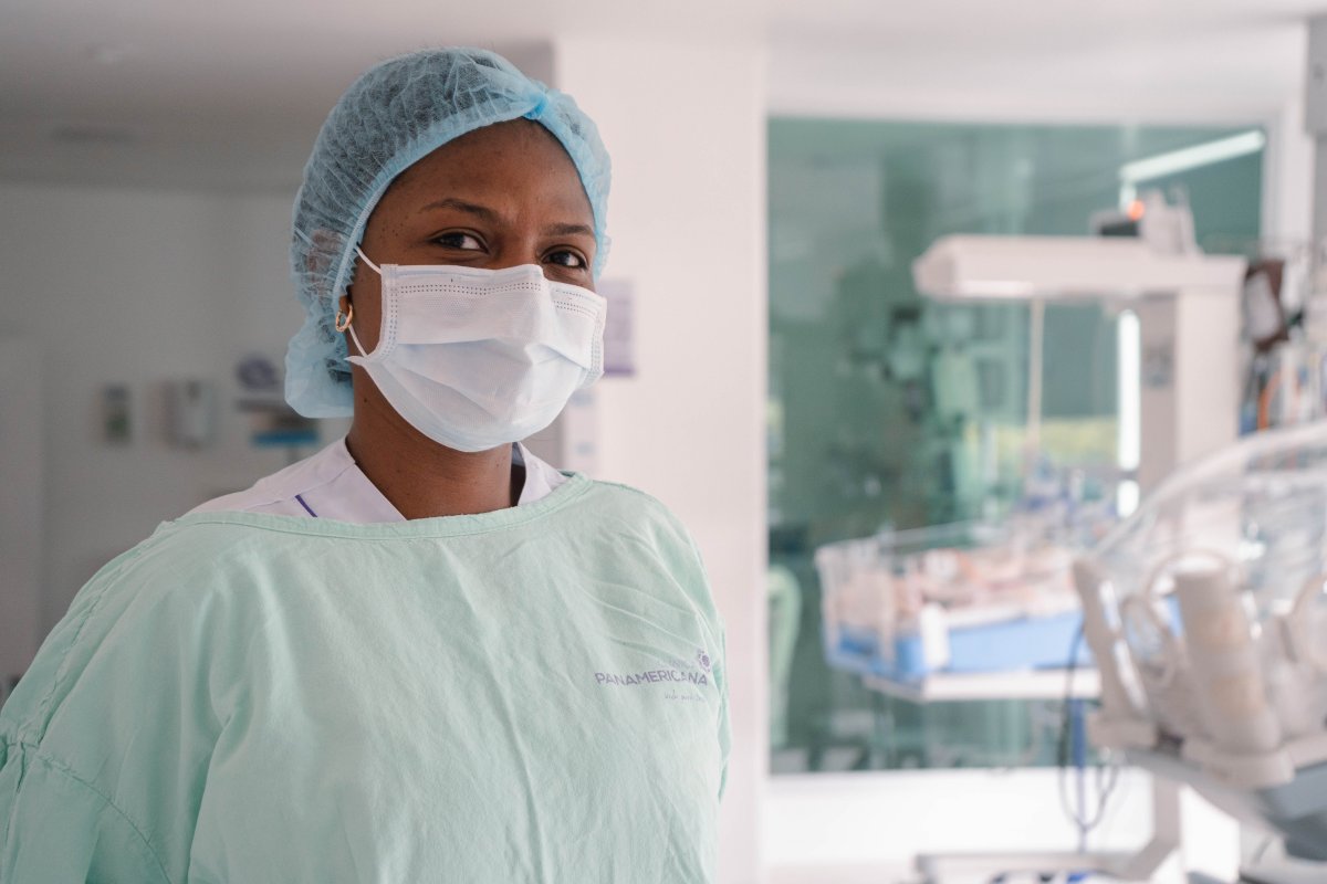 La alianza que ayudó a salvar vidas durante la pandemia en Urabá 1 La alianza que ayudó a salvar vidas durante la pandemia en Urabá Cuando el COVID llegó a Apartadó a finales de marzo de 2020, el municipio tenía, repartidas entre sus cinco centros e instituciones de salud, solo 22 unidades de cuidados intensivos y 25 ventiladores mecánicos. Pocas herramientas para un municipio de más de 200.000 habitantes que, además, debía prepararse para atender cientos de casos del resto de municipios de Urabá que no tenían ni una sola cama UCI.
