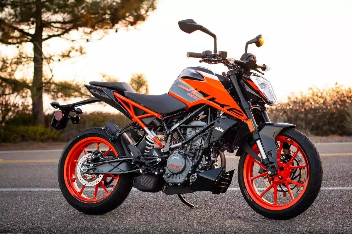 Las motos más baratas para tirar carretera Todo motero sueña en algún momento con tener la suficiente experticia para coger su caballito motorizado e ir en busca de aventuras en las carreteras colombianas. Para lograrlo, hace falta una máquina a prueba de todo. Aunque hay motos más especializadas, hemos decidido hacer un compendio de las motos 200-250 cc más económicas y las cuales, sin ningún tipo de problema, lo llevarán hasta el fin del mundo si hace falta a la mejor velocidad y comodidad.
