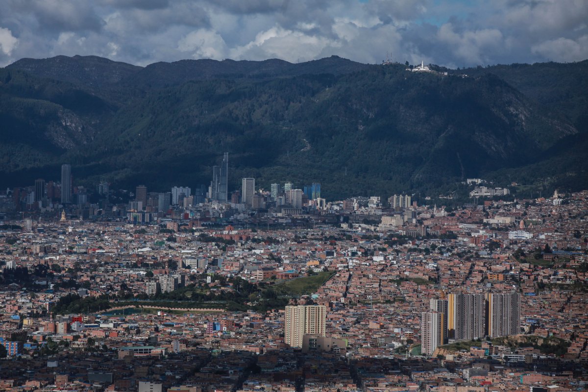 Calidad del aire en Bogotá ha mejorado pero se mantiene la alerta La Alcaldía de Bogotá informó que este lunes la ciudad ha mostrado una disminución considerable en las concentraciones de material particulado durante las últimas horas, lo que indica que la calidad del aire en Bogotá ha mejorado.