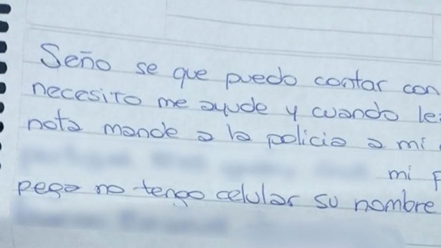 Usó el cuaderno de su hijo para denunciar a esposo maltratador Impotente al no poder usar un medio para dar a conocer su calvario, una mujer argentina tomó el cuaderno de su hijo y escribió una alarmante nota denunciando a su esposo, quien la sometía a maltrato físico y sicológico.