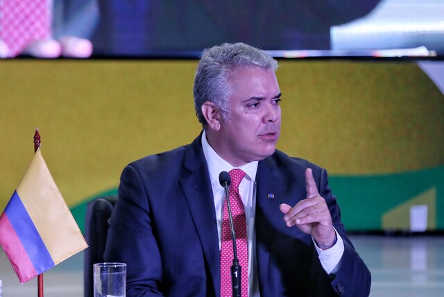 Gobierno evalúa enviar avión a Ucrania para evacuar a colombianos Frente a la crítica situación que se vive en Ucrania a causa del ataque militar ruso ordenado por el presidente Vladimir Putin, la Cancillería de Colombia ha venido adelantando diferentes labores frente a la identificación y atención de los colombianos que están en territorio ucraniano.