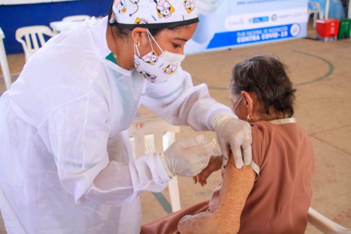 MinSalud autorizó la cuarta dosis de la vacuna contra la COVID-19 Este viernes el Ministerio de Salud autorizó la aplicación de la cuarta vacuna contra la COVID-19 o la segunda dosis de refuerzo, para las personas con enfermedades autoinmunes, trasplantadas y con inmunosupresores.