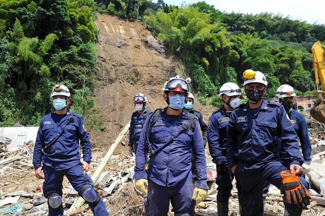 9 mil millones del Gobierno para la emergencia en Pereira 3 9 mil millones del Gobierno para la emergencia en Pereira El ministro del Interior, Daniel Palacios, visitó este miércoles Pereira, Risaralda, puntualmente el sector de la Esneda en donde se presentó el deslizamiento que, hasta el momento, según el Gobierno Nacional, ocasionó que más de 34 personas estén heridas y que 15 hayan fallecido.