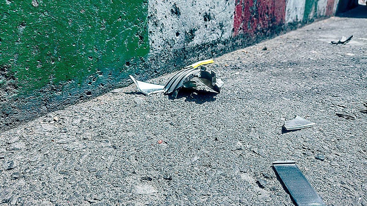 En hurto murió baleado presunto ladrón 2 En hurto murió baleado presunto ladrón Una ráfaga de disparos alumbró el firmamento la noche de este jueves. El ruido agresivo del motor de varias motocicletas le siguió a los más de seis estruendos que sonaron. Luego, la carrera de una de las motos se vio interrumpida por un fuerte choque. Eran las 11 de la noche en el barrio Murillo Toro, escenario de la muerte de un joven implicado en un presunto robo.Un vecino salió afanado a ver qué había pasado y se percató que aquel joven, identificado como Harold Steven Castro Moreno (de 23 años), estaba debajo de la moto con la que se acababa de estrellar de frente con un poste.