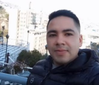 El drama por la muerte de Erbin en Chile Un mensaje de Facebook le cambió la vida a la familia Galeano esta semana. En pocas palabras un amigo de Erbin Galeano, un joven emprendedor de 25 años recién cumplidos que migró de Sopó (Cundinamarca) a Chile, en busca de nuevas oportunidades, les decía de manera directa: “mira, pasó algo y tu hermano va de camino al hospital”, decía el mensaje virtual que anticipó la tragedia que les sería anunciada 12 minutos después.