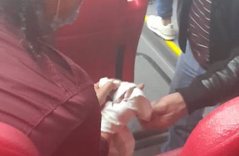 Atacan con arma blanca a mujer en medio de atraco en bus del SITP 1 Atacan con arma blanca a mujer en medio de atraco en bus del SITP La inseguridad es tema de todos los días en Bogotá y el país, y es que a pesar del esfuerzo de las autoridades por combatir la delincuencia, este delito parece no tener fin. En un nuevo hecho de inseguridad, una mujer fue lesionada en medio de un atraco en medio de un hurto dentro de un bus del SITP.
