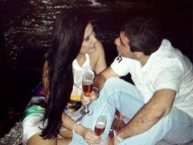 Fotos dejan en evidencia romance entre Aída Merlano y Álex Char 1 Fotos dejan en evidencia romance entre Aída Merlano y Álex Char Tras la publicación de varias fotos que demostrarían el vinculo cercano de Álex Char, exalcalde de Barranquilla y Aída Merlano, excongresista condenada y prófuga por corrupción.Aída Merlano Rebolledo declaró durante dos días en la Sala de Instrucción de la Corte Suprema de Justicia, en el marco de una indagación preliminar que se le sigue al congresista Arturo Char por presunta compra de votos.