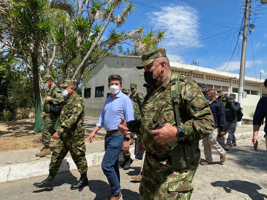 Fuerte respuesta de Rusia a Colombia tras declaraciones de MinDefensa 1 Fuerte respuesta de Rusia a Colombia tras declaraciones de MinDefensa La embajada de la Federación de Rusia en Colombia rechazó las declaraciones del ministro de Defensa, Diego Molano, quien, en las últimas horas, aseguró que el gobierno de ese país está apoyando técnicamente a Venezuela para movilizar tropas hacia la frontera.