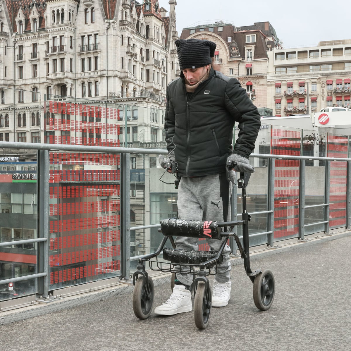 El milagroso implante que los hizo caminar de nuevo Gracias al implante de una paleta de electrodos y a un avanzado software, consiguieron que tres pacientes pudieran empezar a caminar tan solo un par de horas después de la intervención quirúrgica.
