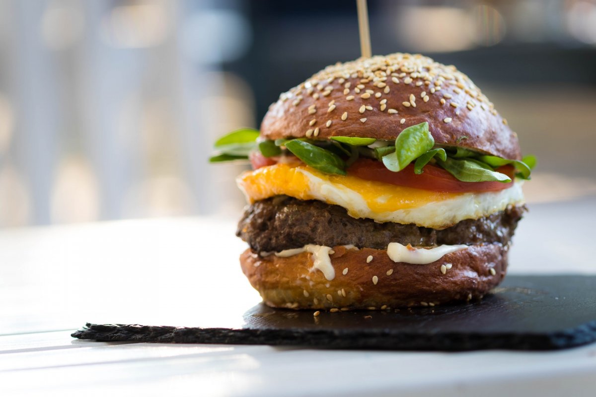 Aprenda a hacer una deliciosa hamburguesa ‘marina’ Si usted es de esos a quienes les encantan las hamburguesas doble carne, saturadas con salsa tártara y con papas fritas bañadas en queso costeño, esta quizá no es la mejor idea de cocina, porque para nadie es desconocido que las hamburguesas por su gran aporte calórico no están entre las preferidas de quienes desean conservar la silueta.