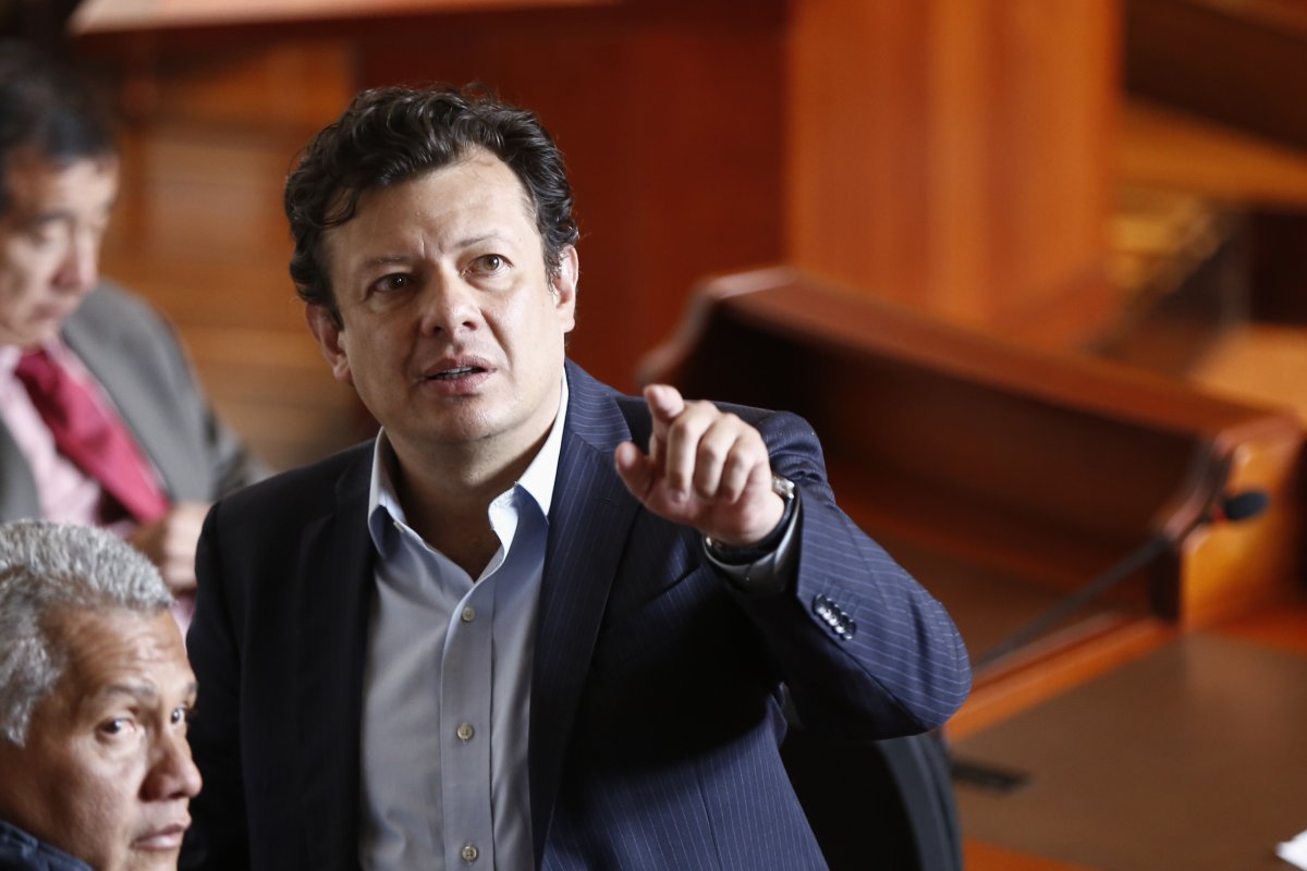 Los periodistas que pasaron de preguntar a ejercer política en Colombia 3 Los periodistas que pasaron de preguntar a ejercer política en Colombia El periodismo y la política son dos sectores que están muy ligados en la esfera pública, no solo por la fiscalización y la intermediación entre gobierno y opinión pública, sino que hoy en día muchos comunicadores de gran experiencia y recorrido en medios tradicionales e importantes del país, están dando el brinco allí, buscando nuevas experiencias.