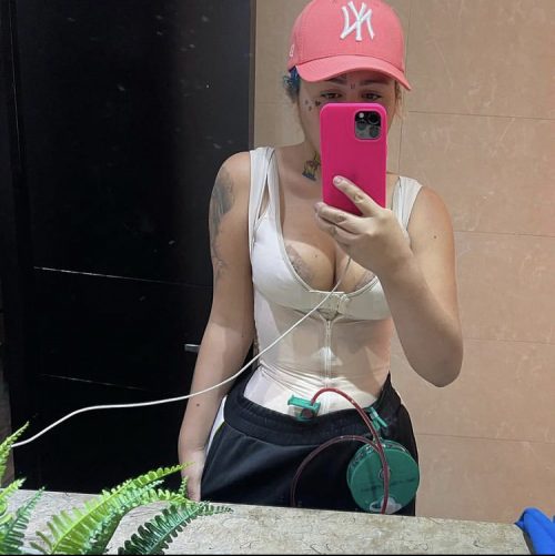 El agarrón de Yina con la Valdiri Yina Calderón alborotó el avispero en redes sociales al afirmar que el cirujano que operó a la influencer barranquillera no era muy bueno porque la había dejado gorda, y que en cambio ella sí había quedado con una cintura chiquita. Como era de esperarse, Andrea Valdiri no se quedó callada y se regó en prosa.