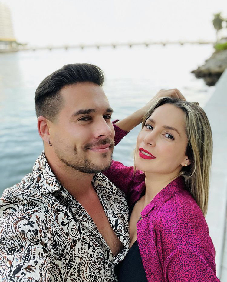 ¿Crisis matrimonial a la vista? 1 ¿Crisis matrimonial a la vista? Con gran extrañeza los seguidores de la actriz Carmen Villalobos notaron que desde diciembre había dejado de publicar fotos con su esposo Sebastián Caicedo, por lo que más de uno empezó a especular que estaban afrontando una crisis matrimonial.