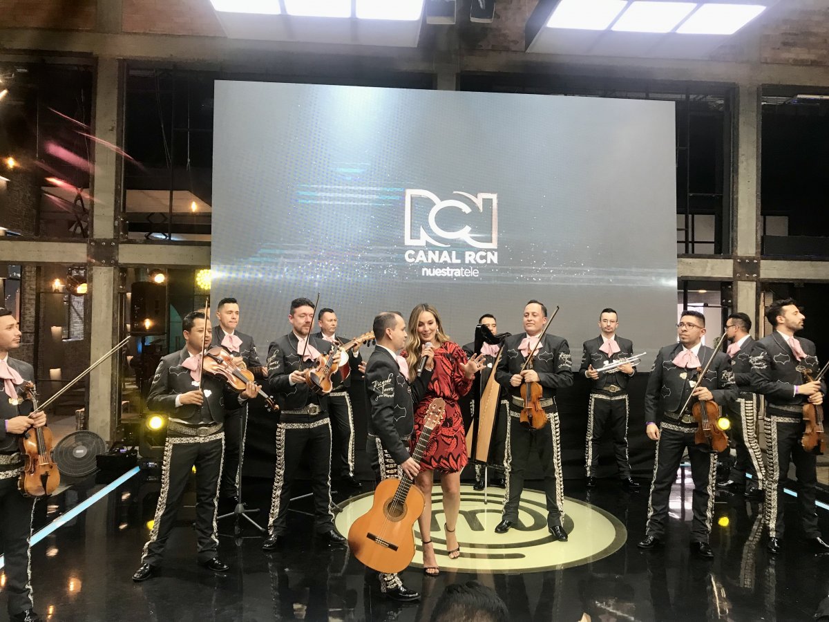 Así celebró Claudia Bahamón sus 20 años en RCN 1 Así celebró Claudia Bahamón sus 20 años en RCN Cuando todos pensaron que el primer capítulo había terminado llegó la sorpresa de la noche. De la parte trasera del estudio llegó Ricardo Torres y su mariachi para darle una serenata a Claudia Bahamón, quien cumplió 20 años en la presentación del canal RCN. Además, le regalaron tremendo ramo de flores.
