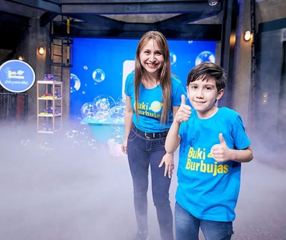 El niño de 9 años al que le dieron millones por porcentaje de su empresa Decir que Samuel Grajales es un niño genio no es exagerado, es lo justo para todo lo que ha conseguido a sus apenas 9 añitos. Este pequeño paisa tuvo una enorme idea de negocio en plena pandemia, que se convirtió en una empresa legalmente constituida: Buki Burbujas.