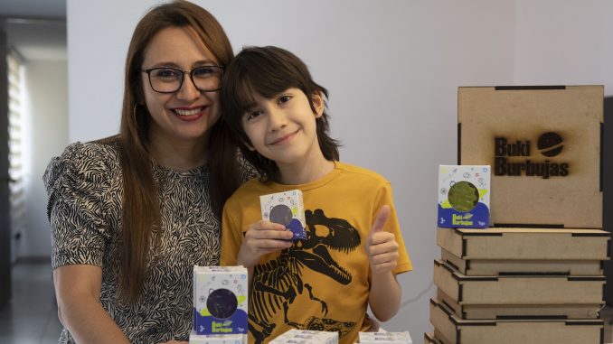 El niño de 9 años al que le dieron millones por porcentaje de su empresa 2 El niño de 9 años al que le dieron millones por porcentaje de su empresa Decir que Samuel Grajales es un niño genio no es exagerado, es lo justo para todo lo que ha conseguido a sus apenas 9 añitos. Este pequeño paisa tuvo una enorme idea de negocio en plena pandemia, que se convirtió en una empresa legalmente constituida: Buki Burbujas.