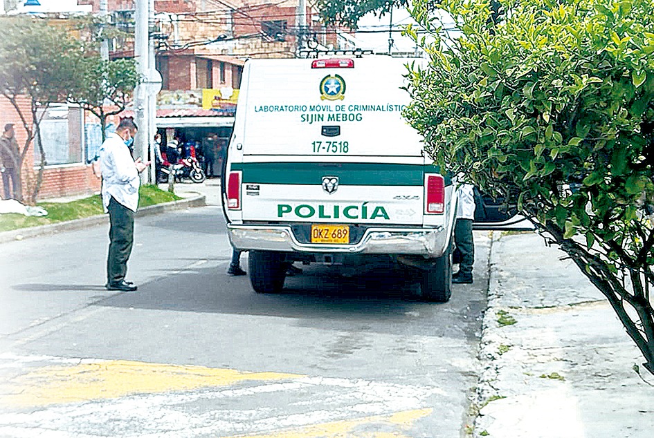 Infame homicidio de manicurista en Rafael Uribe 2 Infame homicidio de manicurista en Rafael Uribe La manicurista recibió un disparo en la cabeza justo cuando caminaba por el andén de la Calle 32A sur con Carrera 11. Un sujeto, que se hacía pasar por reciclador, se le acercó y la atacó sin mediar palabra.