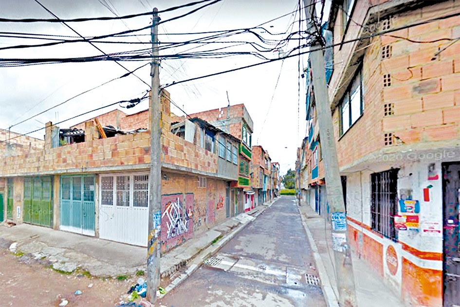 Balean a joven frente a su mamá y amigos 2 Balean a joven frente a su mamá y amigos Las suaves voces de un grupo de muchachos que departían un rato frente a la casa de un compadre pronto se tornaron en gritos de terror y angustia en el momento en que un joven de 19 años, residente del barrio Bilbao (Suba), fue abordado por otros sujetos, quienes lo acribillaron de manera impune la noche de este jueves.