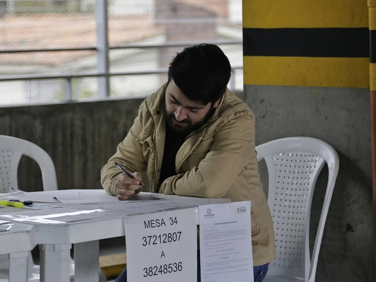 Registraduría avanza en capacitación de más de 720.000 jurados de votación 3 Registraduría avanza en capacitación de más de 720.000 jurados de votación Las diferentes entidades del Estado continúan preparándose para las próximas elecciones de Congreso de la República y consultas interpartidistas del 13 de marzo. Por su parte, la Registraduría Nacional informó que hasta la fecha se han venido capacitando más de 720.000 jurados de votación que apoyarán los puestos.