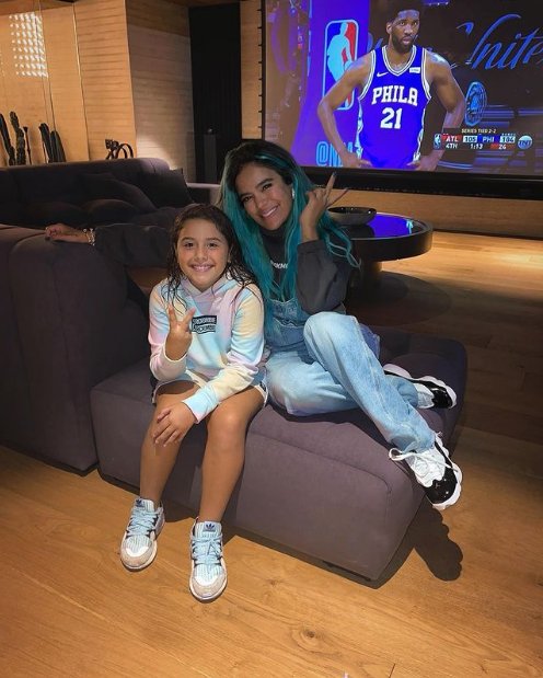 James y Karol G, ¿más que amigos? Tras su ruptura sentimental con Anuel AA, tal parece que Karol G se está dando una nueva oportunidad en el amor con nadie más y nadie menos que el futbolista James Rodríguez. Fuentes cercanas a la pareja aseguran que los han visto juntos muy seguido y que la química entre ellos es evidente.