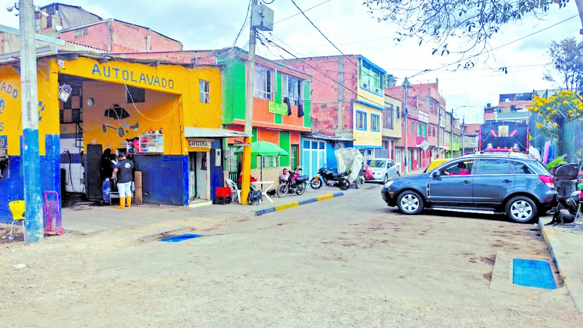 De un tiro matan a 'veneco' en lavadero de Kennedy 1 De un tiro matan a 'veneco' en lavadero de Kennedy Una caravana de patrullas, motorizados de la policía y ambulancias atravesaron en gallada la Avenida Guayacanes, causando sorpresa e intriga entre los habitantes de la localidad de Kennedy, la tarde del miércoles. Y es que los uniformados iban escoltando el taxi en el que iba un joven luchando por su vida, con una bala incrustada en la cabeza.
