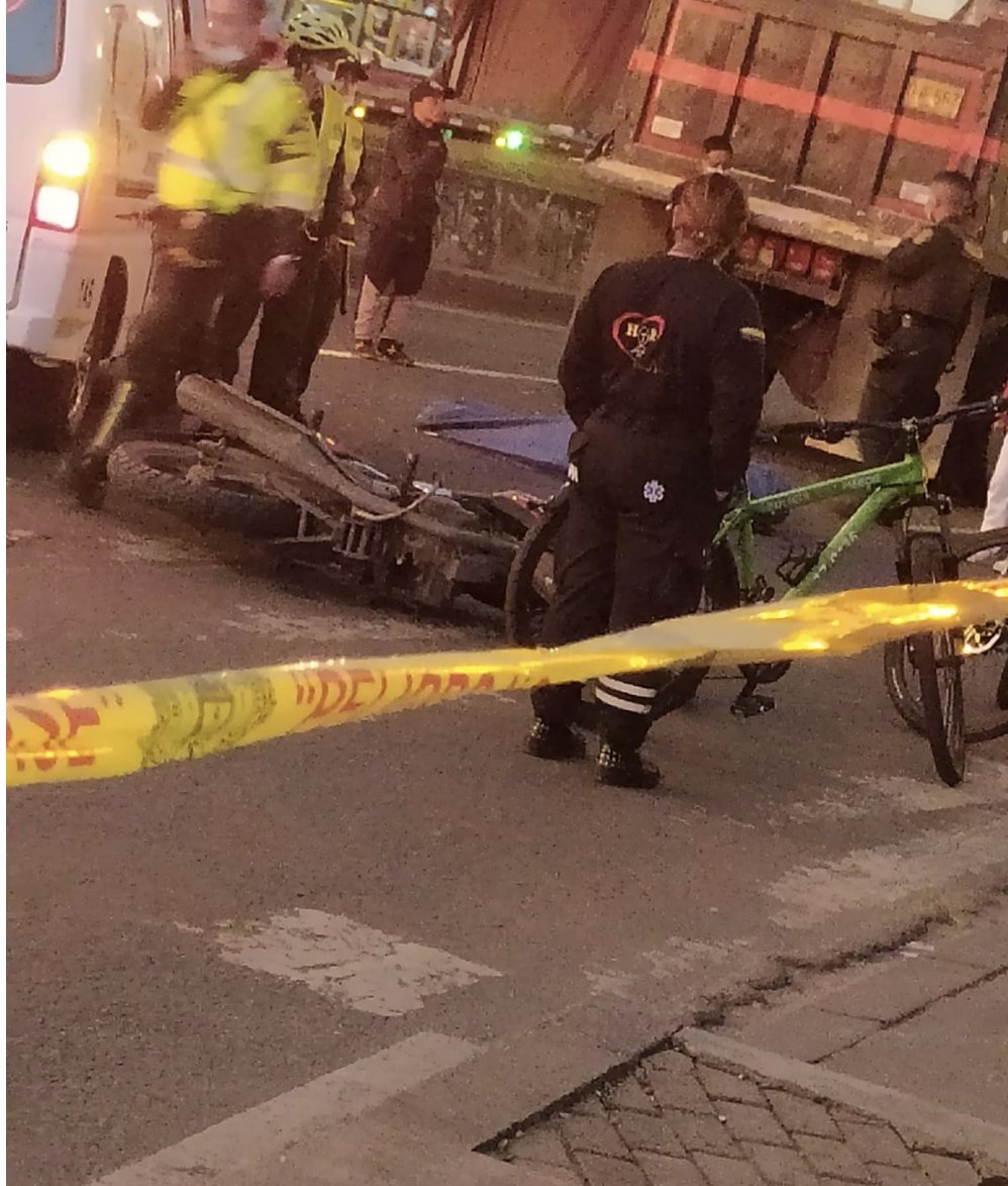 Accidente mortal en glorieta de Kennedy Por un lapso de varias horas interminables, la movilidad en el suroccidente de la capital se paralizó la noche del pasado miércoles. Justo en la hora de mayor flujo en las principales avenidas de Kennedy (Avenida Ciudad de Cali con Avenida de Las Américas), un fatal accidente dejó como saldo un motociclista muerto.