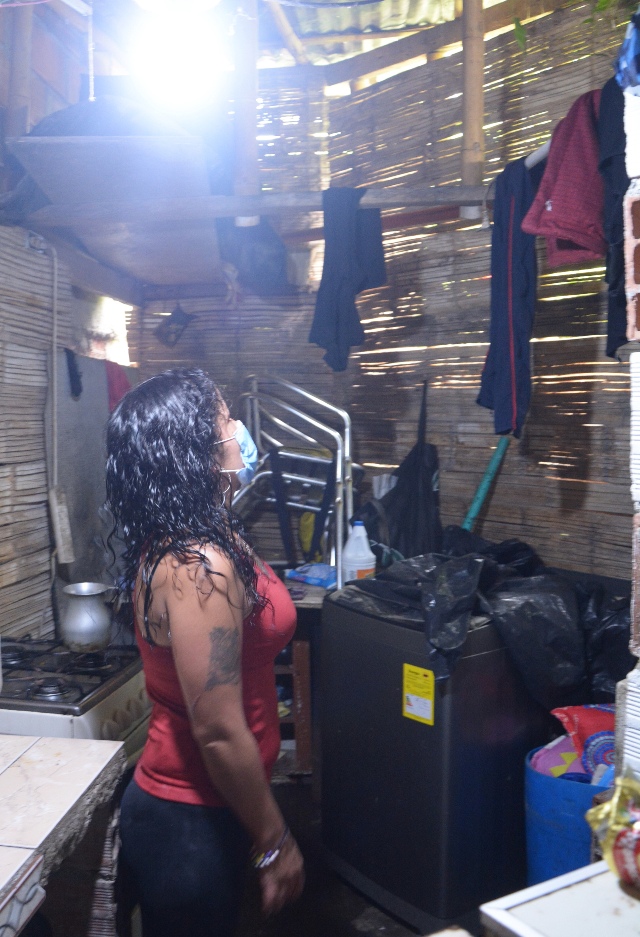 La Rolita, la única cotera de la Galería de Manizales, recibió apartamento 2 La Rolita, la única cotera de la Galería de Manizales, recibió apartamento París, un gato de tres meses, permanece agarrado al cuello de Santiago Buitrago, asegurándose de que su amo no lo vaya a dejar. El joven, de 16 años, termina de empacar con prisa sus enseres junto a su mamá, Jenny Alexandra Valderrama, cerciorándose de que no se les quede nada en el que fue su hogar. De 2,5 metros de frente por 6 metros de fondo. Con decir que tiene más espacio un contenedor que esa vivienda levantada hace nueve años en esterilla sobre una plancha de cemento y techada con hojas de zinc.